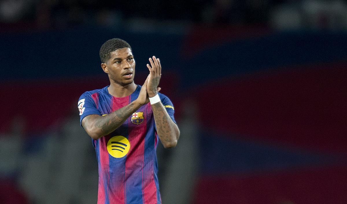 Barcelona. 02.11.2025. Deportes. Rashford aplaude al ser sustituído durante el partido de liga entre el FC Barcelona y el Elche en el estadio LLuis Companys. Fotografía de Jordi Cotrina