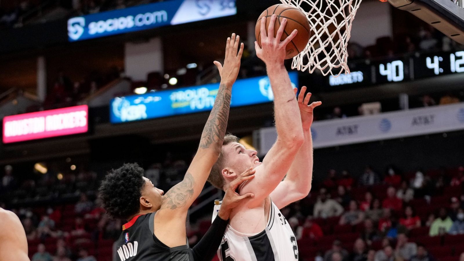 Un instante del Rockets-Spurs.