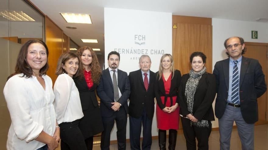 Antonio Fernández Chao (en el centro) con sus hijos Blanca y Jorge y los profesionales que les acompañan.