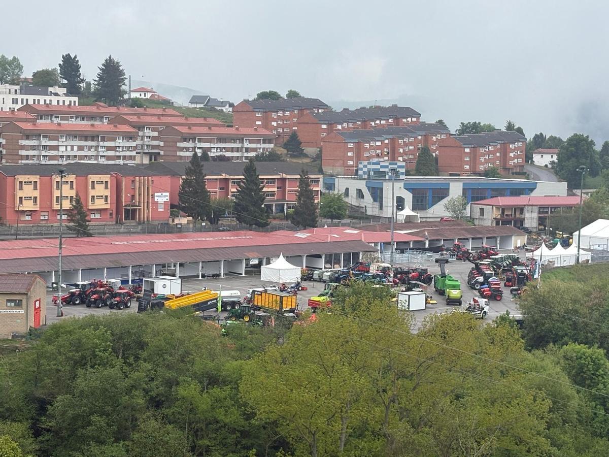 Aspecto del exterior del recinto ferial tinetense con la maquinaria que se podrá ver a partir de este viernes.