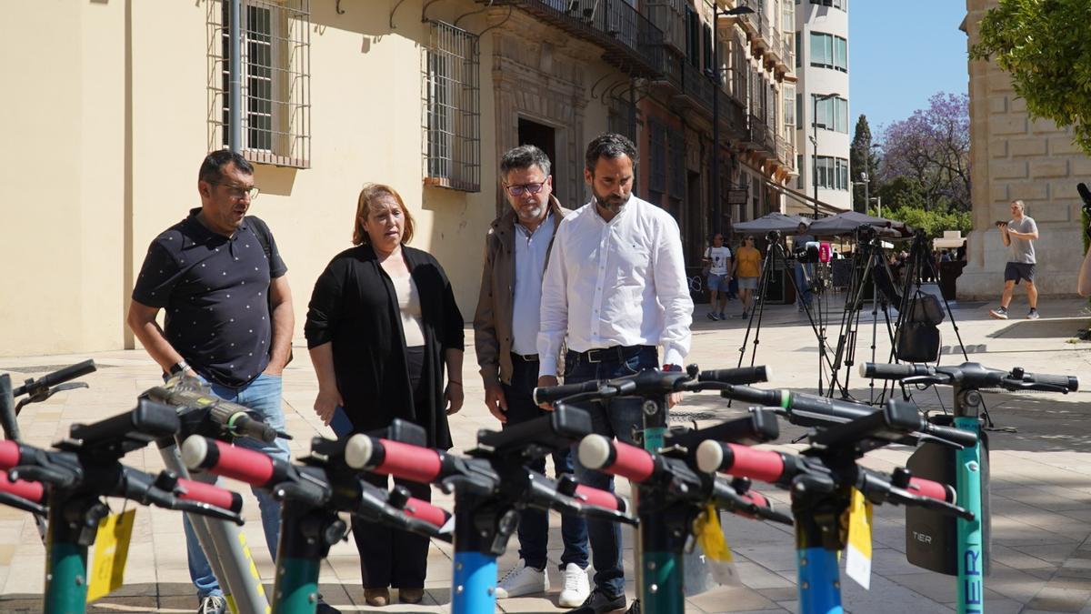 El grupo municipal socialista, junto a un aparcamiento de patinetes.