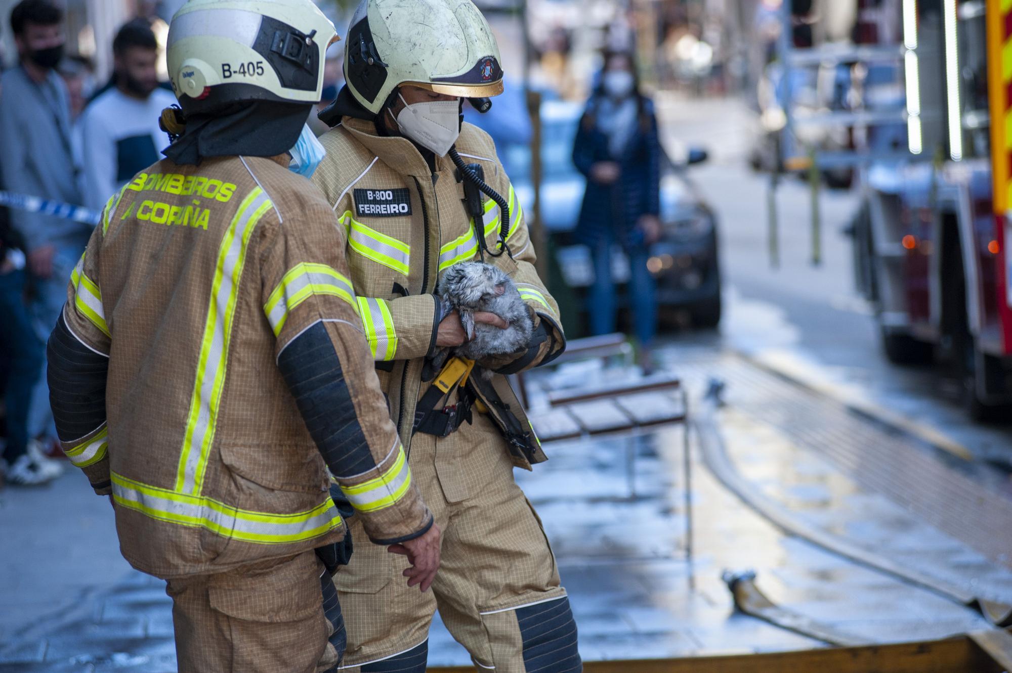 Los bomberos sofocan un incendio en una vivienda de Costa da Unión con Pla y Cancela