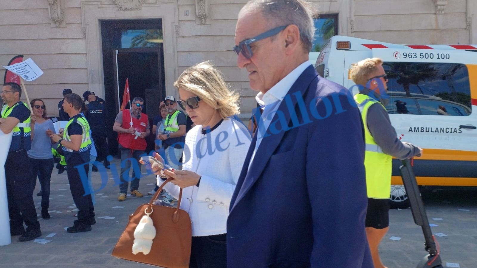 Mario Conde y su nueva novia, María José Catellví, en la feria náutica de Palma