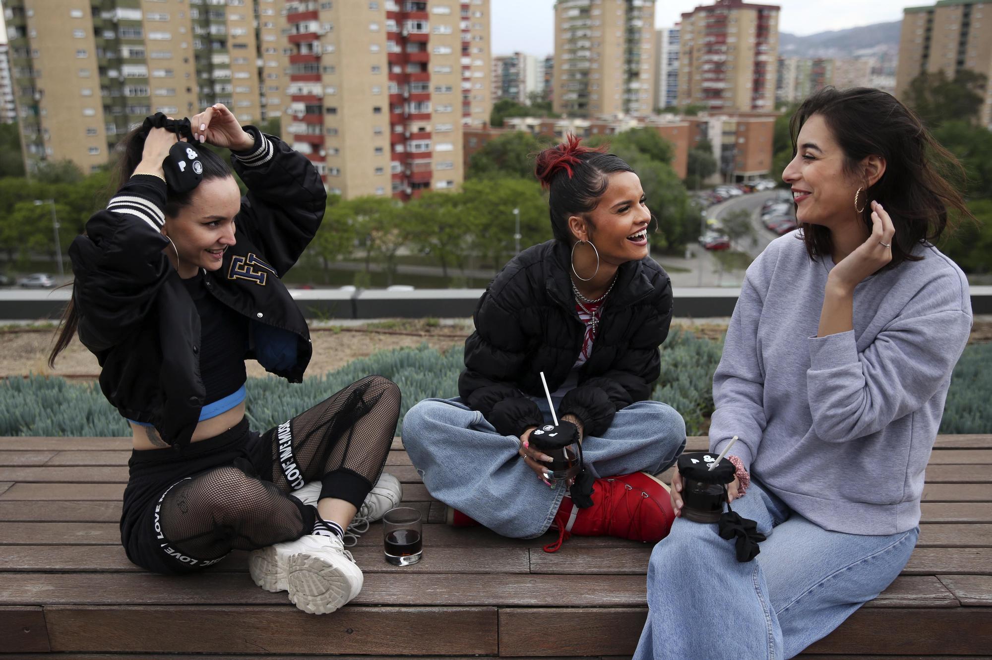 Dj Nàtura, Aleesha y Miss Raisa, antes de la entrevista con EL PERIÓDICO