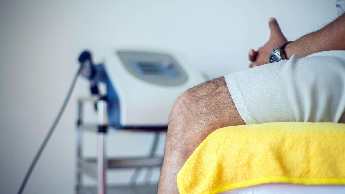 Archivo. Un paciente trabaja en una herramienta que facilita el seguimiento con prótesis de rodilla.
