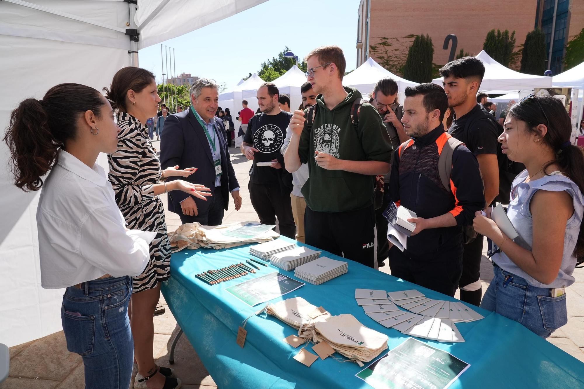 Más de mil universitarios aspiran a un empleo en la industria 5.0 de Castellón. Así ha sido la Feria de Empresas de la UJI.