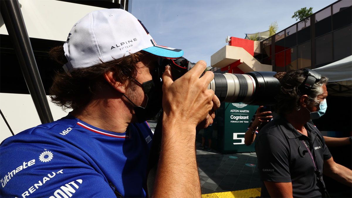 Alonso, jugando a hacer de fotógrafo de Ocon en el paddock de Austria