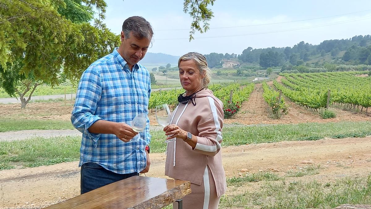 Rafael Cambra con uno de sus vinos.