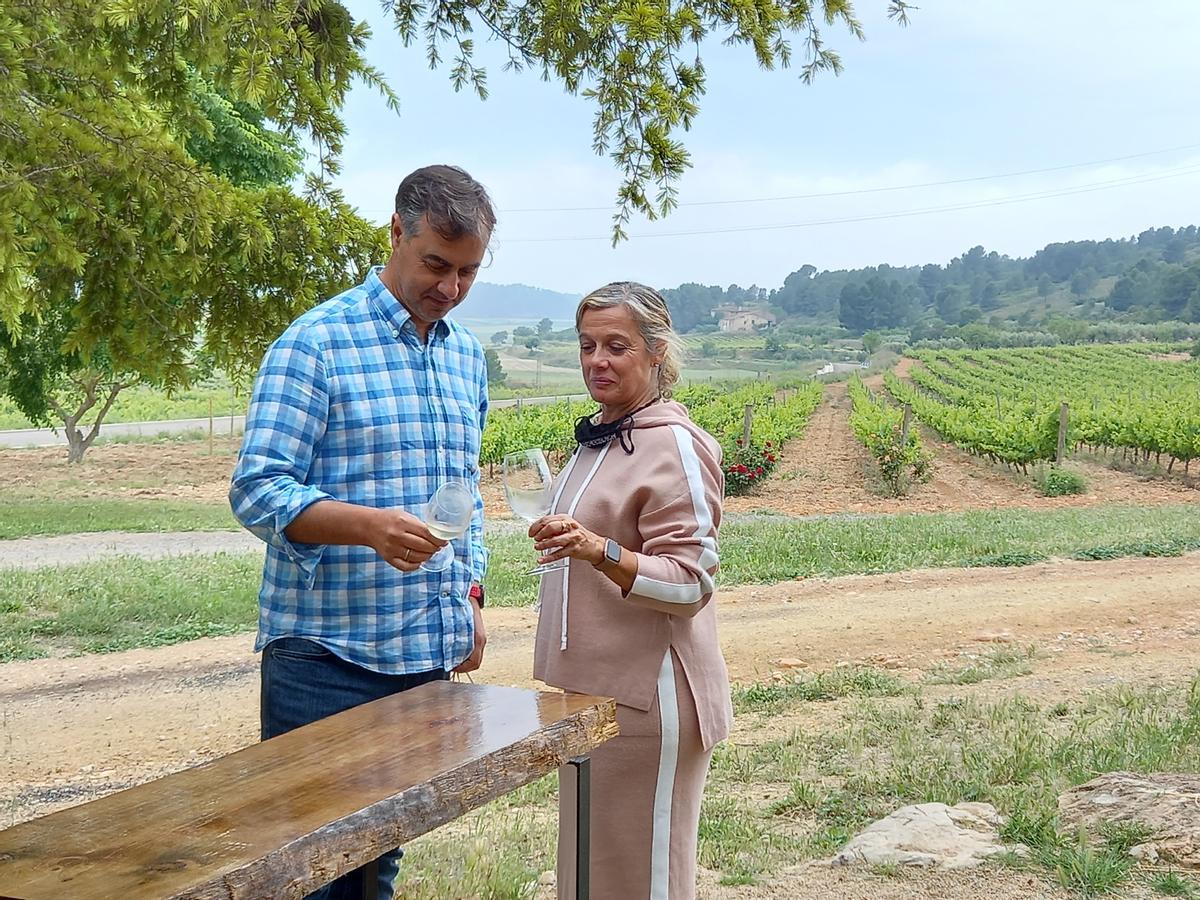 Rafael Cambra con uno de sus vinos.