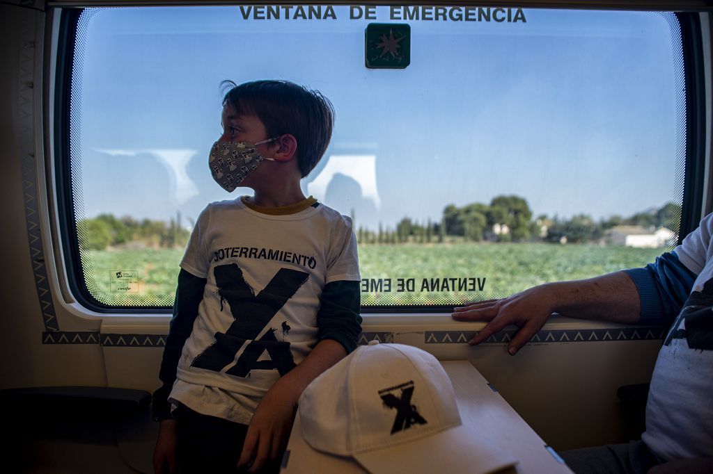 Los vecinos de las vías, celebran su primer viaje en el nuevo tren soterrado