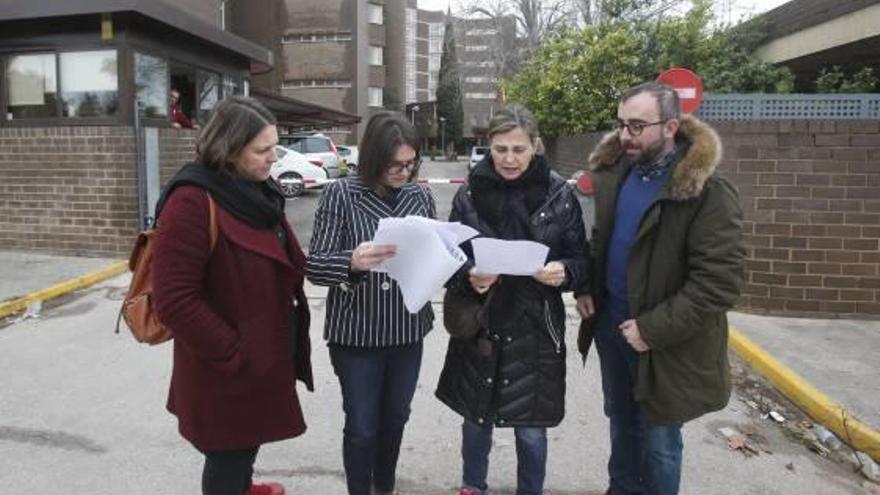 Representantes del Partido Popular, ayer, en la residencia.