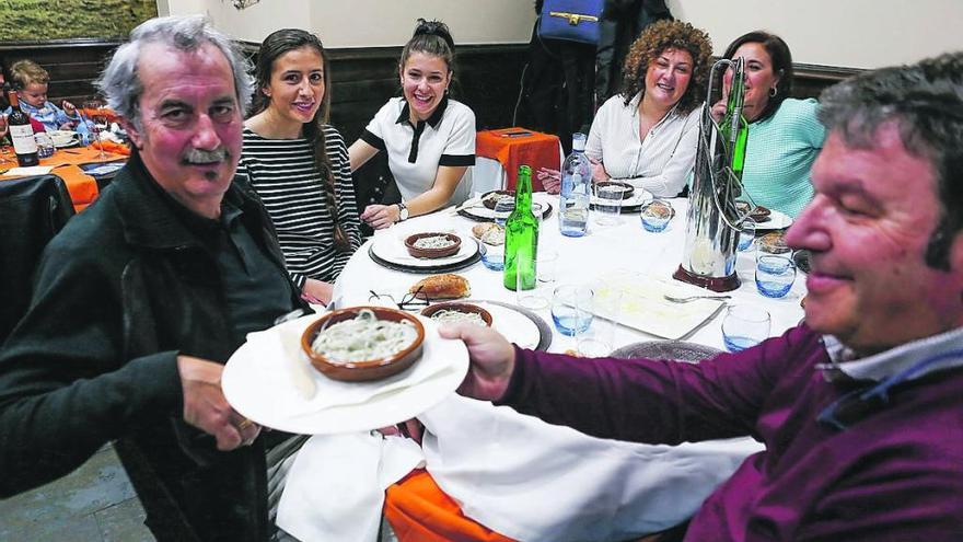 Comensales disfrutando del menú en pasadas ediciones de la cita gastronómica.