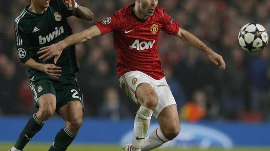 Di María pelea por un balón con Giggs durante el encuentro del pasado martes. // Efe