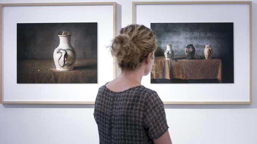 Una visitante contempla dos imágenes de Toni Catany.