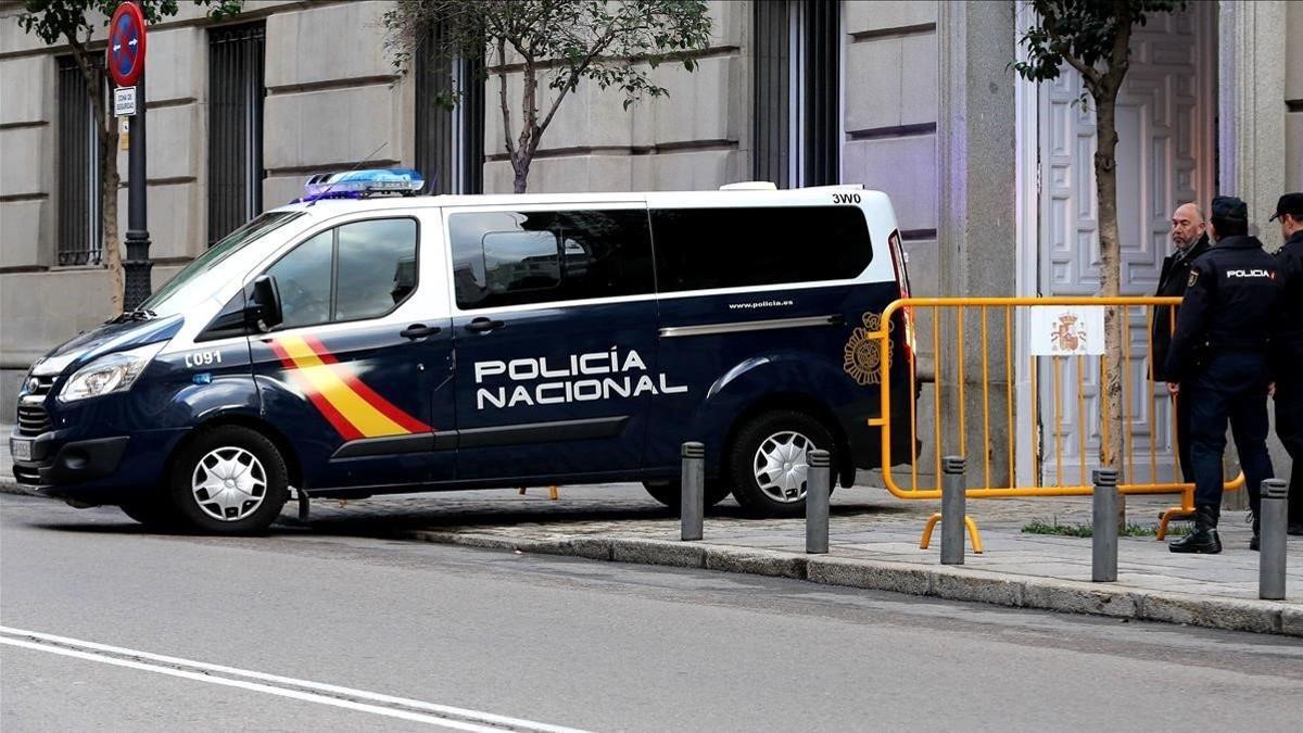 El furgón policial con los detenidos llega al Tribunal Supremo.