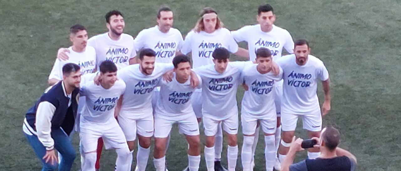 Los jugadores del Olímpic con camisetas de apoyo al lesionado Víctor Biosca.