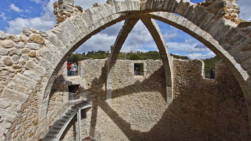 Descubre la ruta de las cavas y neveros de Mariola con el mapa-guía para senderistas