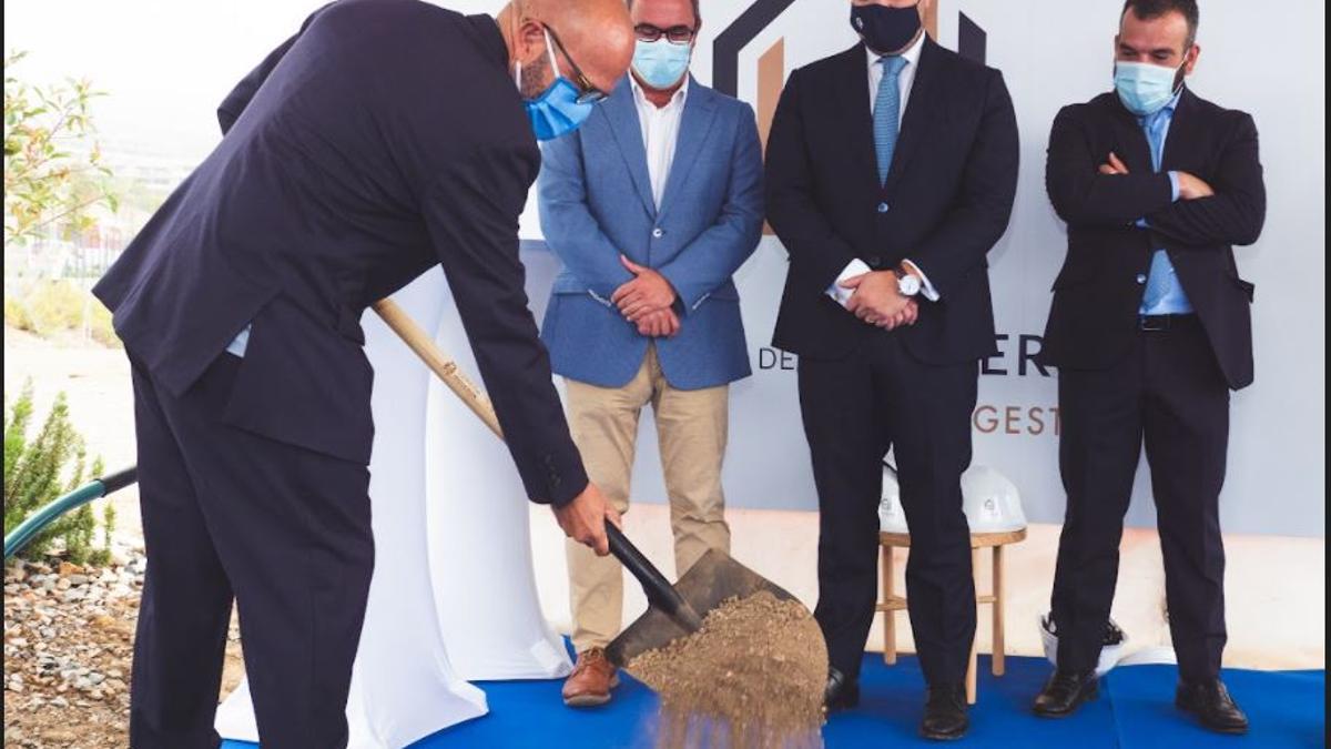 Imagen de la colocación de la primera piedra de las Lomas del Higuerón.