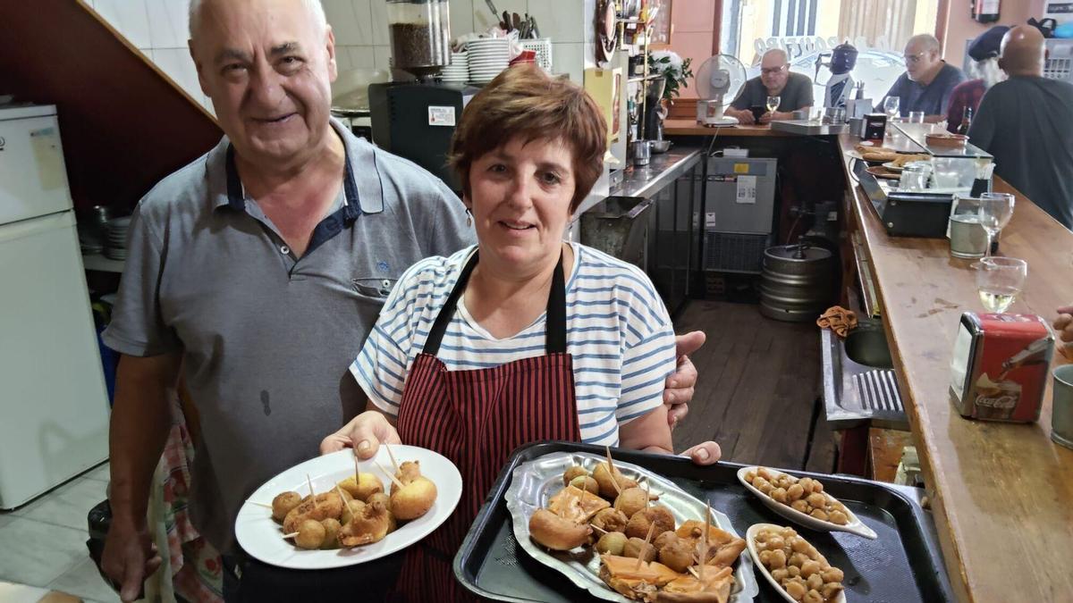 Los propietarios del bar O Barqueiro, en la calle Cantábrico de A Coruña, posan en la despedida del local por la jubilación de Begoña Dubra, su actual regente, con su marido José Manuel Infante.
