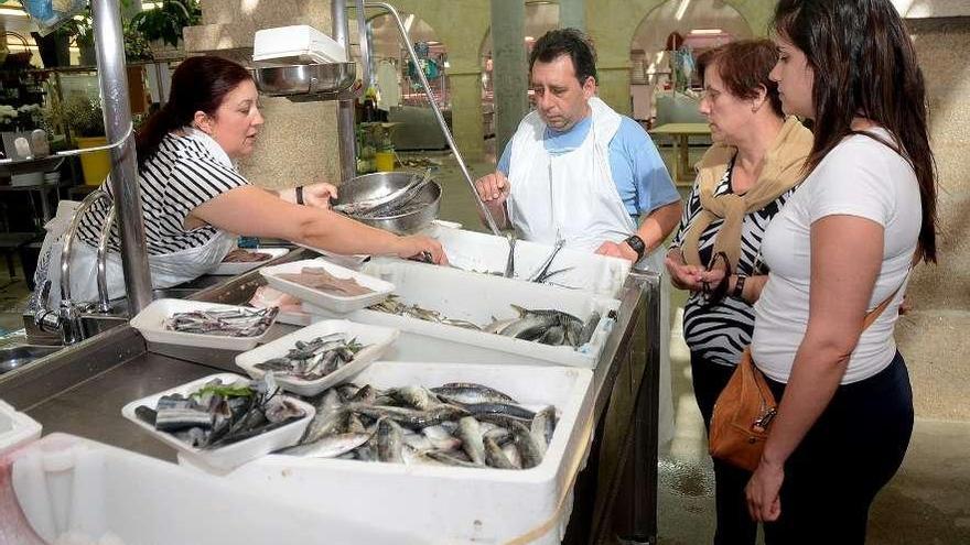 Uno de los puestos de venta del mercado de abastos que abrió en la tarde de ayer. // Rafa Vázquez