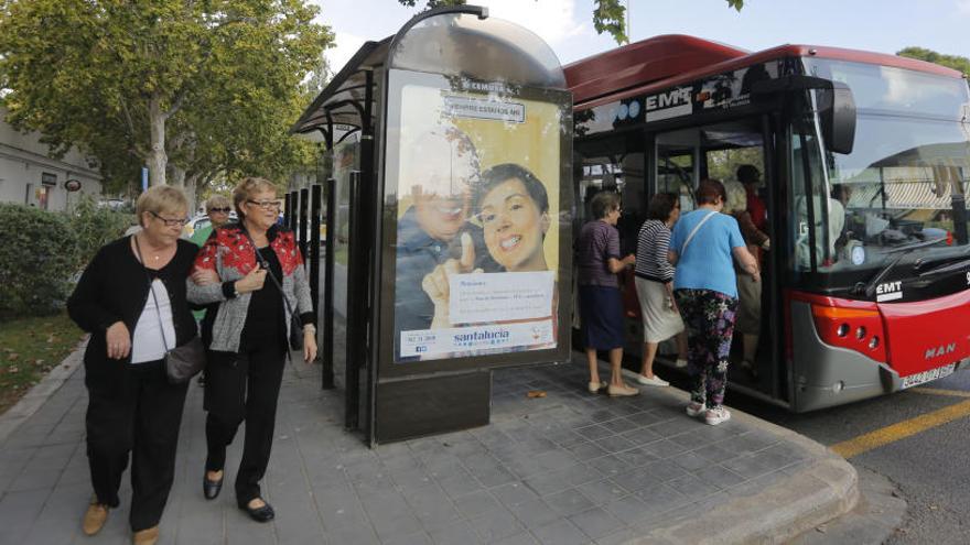 La mitad de los usuarios de la EMT se queja de la tardanza de los autobuses