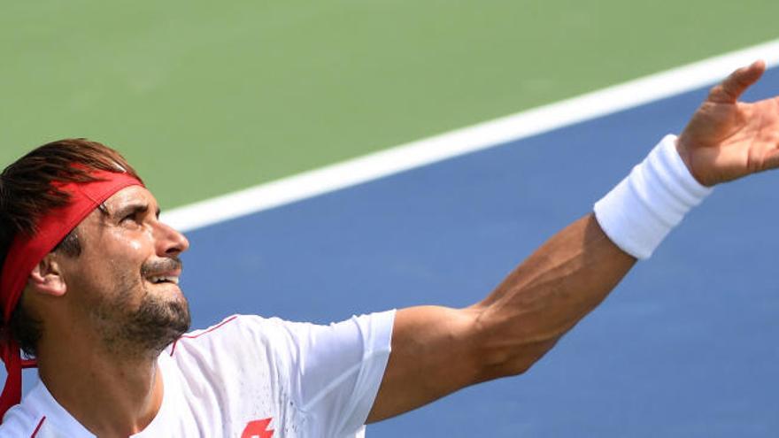 David Ferrer sirve en el torneo de Toronto, Canadá