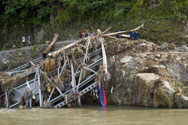 Nepal y China cifran en más de 1.000 los muertos en la riada mientras buscan a más de 4.000 desaparecidos