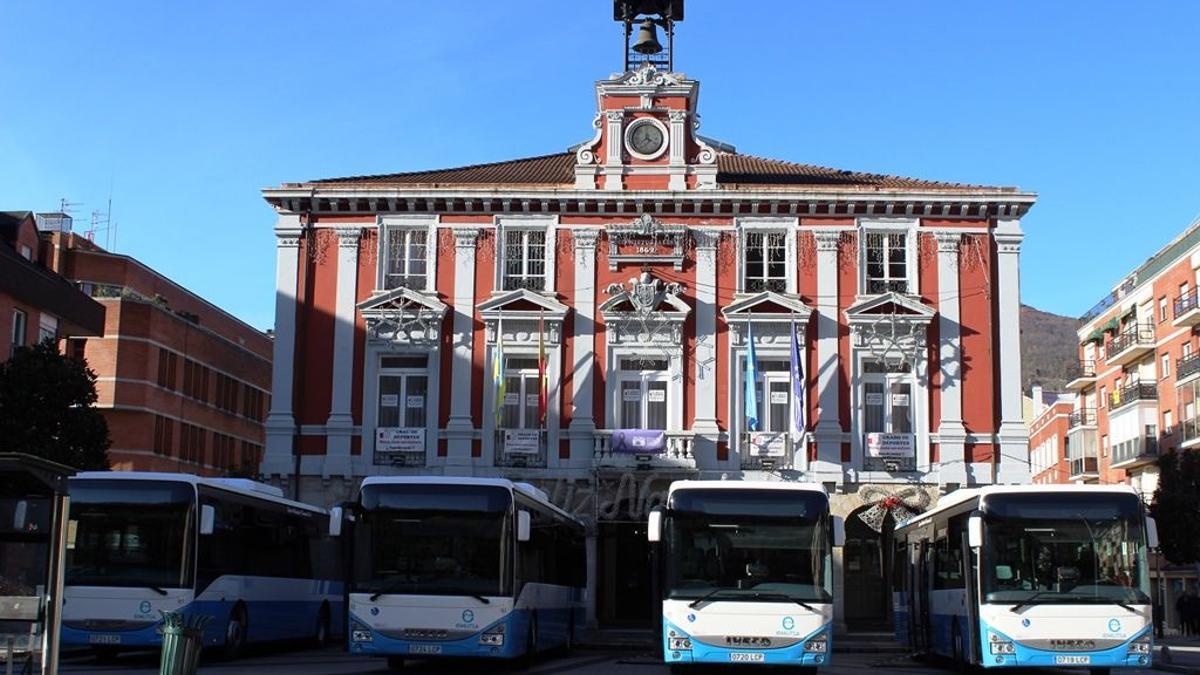 Autobuses de Emutsa, estacionados frente al Ayuntamiento de Mieres
