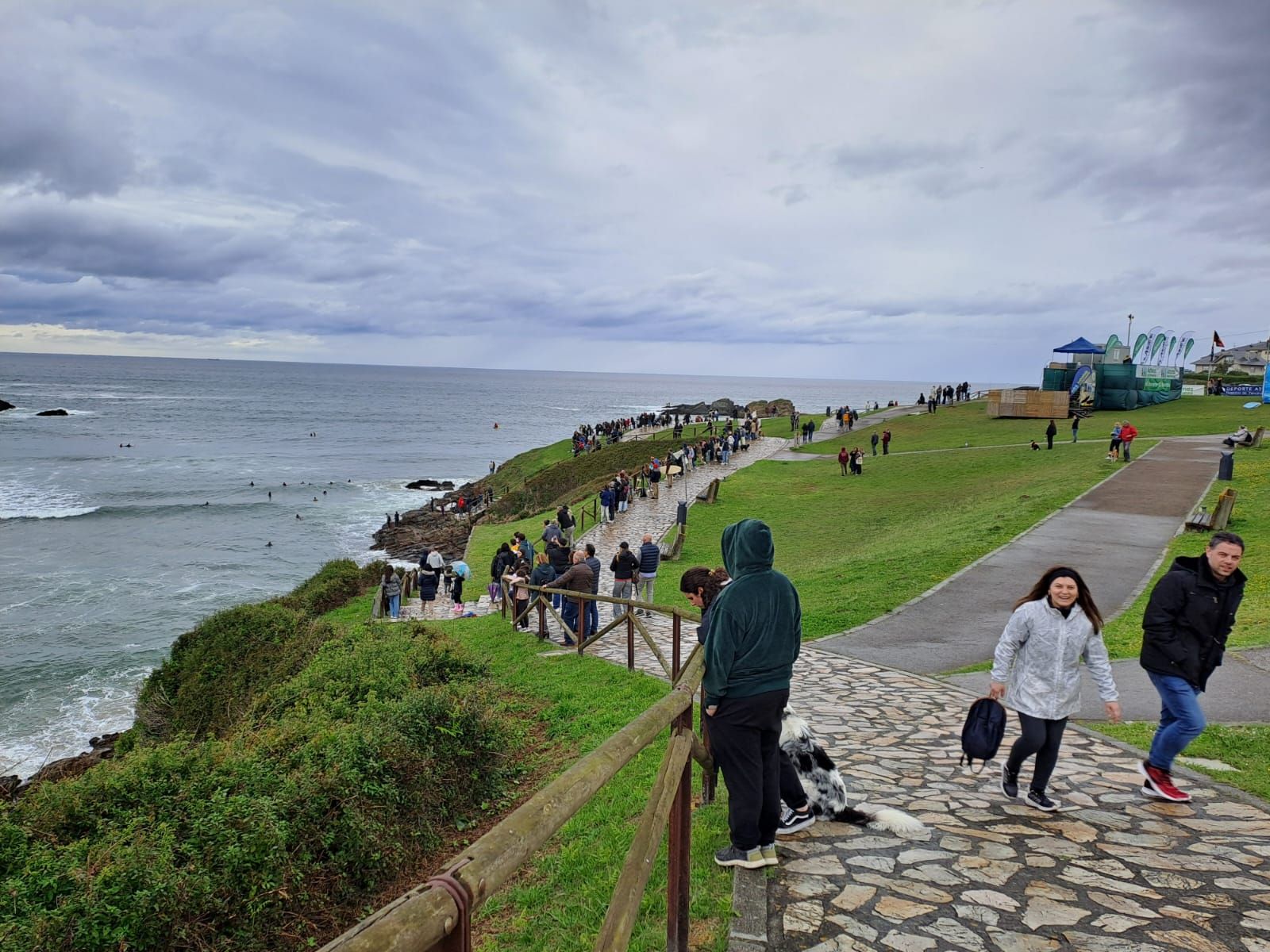 En imágenes: El ambiente surfista toma la playa de Tapia este puente