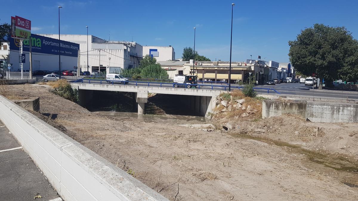 Comienza la limpieza del cauce del río Lucena en el puente de Cabra