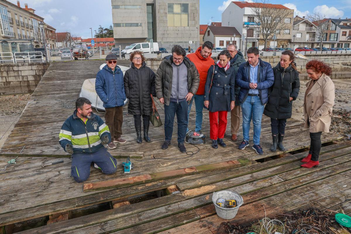 Visita de responsables socialistas a la zona dañada del muelle de Pau en A Illa.
