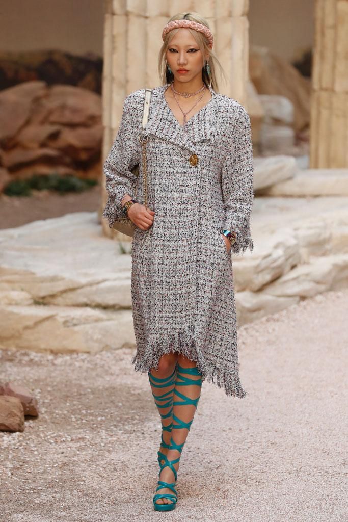 Chanel Colección Crucero 2018: abrigo de tweed asimétrico