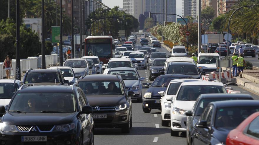 Colapso en la Avenida Pío XII por las obras en la calle Blanquerías.