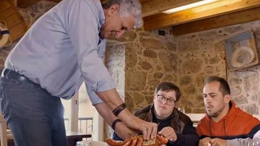 Fernando Romay les enseña cómo se abre un centollo. // RTVE