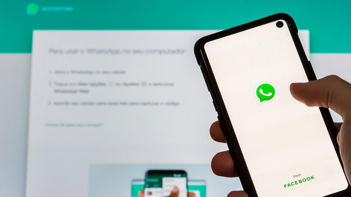 Leer conversaciones ajenas de otro WhatsApp: el riesgo de abrir la aplicación en el ordenador del trabajo