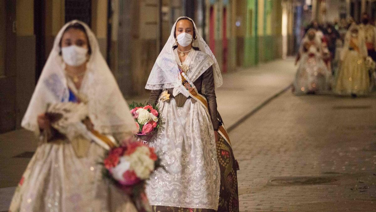 Llegada de la Fallera Mayor Infantil 2021 a la plaza de la Virgen en la Ofrenda