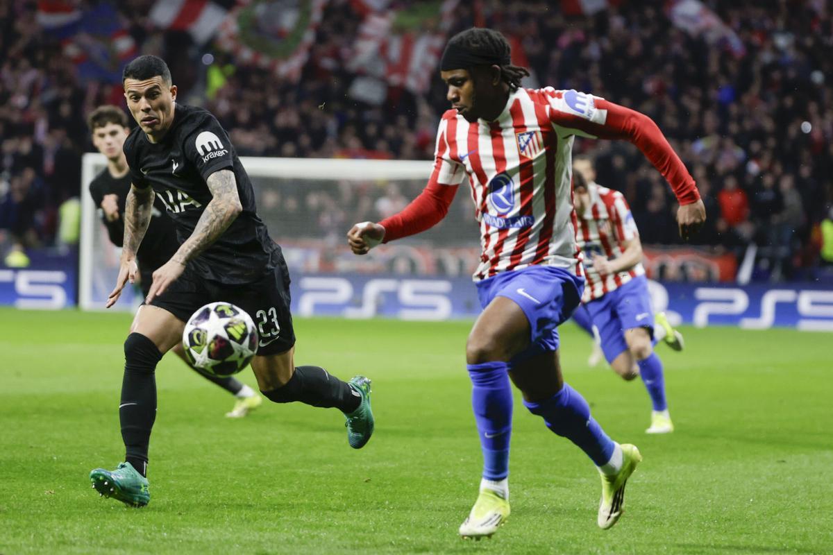 El delantero nigeriano del Atlético de Madrid, Ademola Lookman (d), con el balón ante el defensa español del Tottenham, Pedro Porro, durante el encuentro correspondiente a la ida de los octavos de final de la Liga de Campeones que disputan este martes Atlético de Madrid y Tottenham en el estadio Metropolitano, en Madrid. EFE / Juanjo Martín