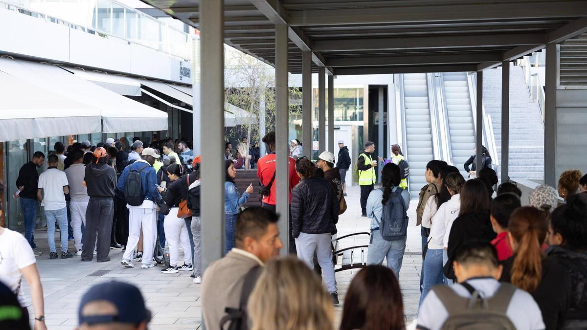 Imágenes de la fila para la regularización de migrantes en las oficinas del Cetis