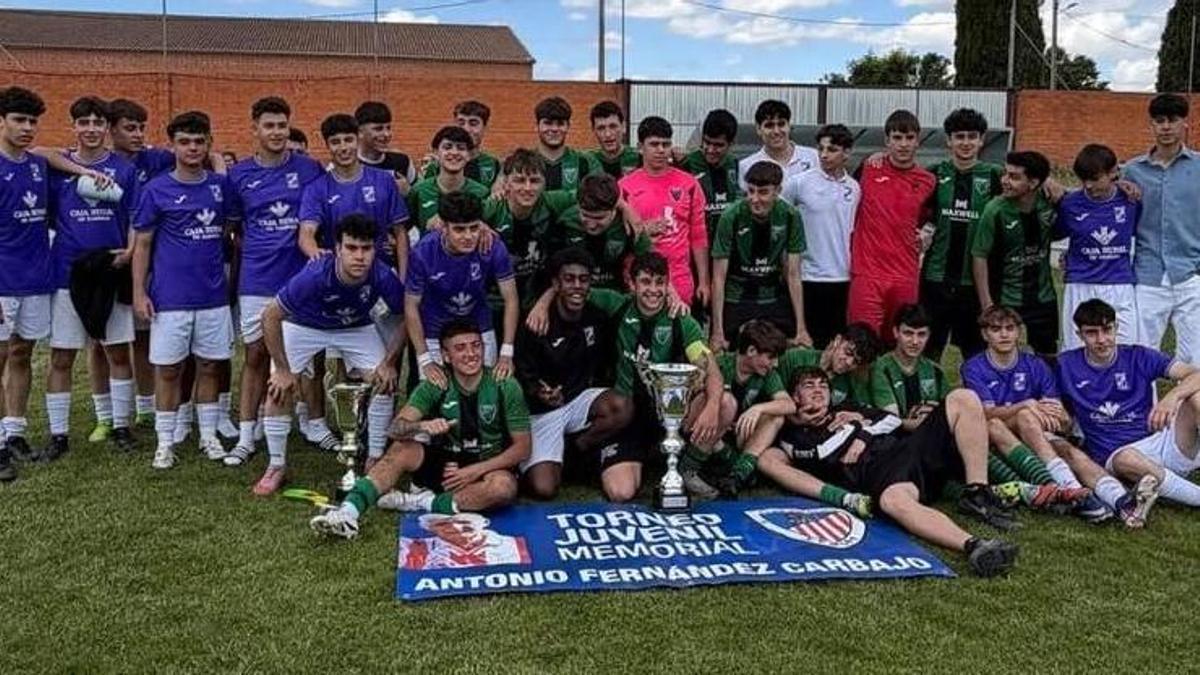 Pinilla Duero y San Lorenzo B posan tras la final del Memorial Fernández Carbajo