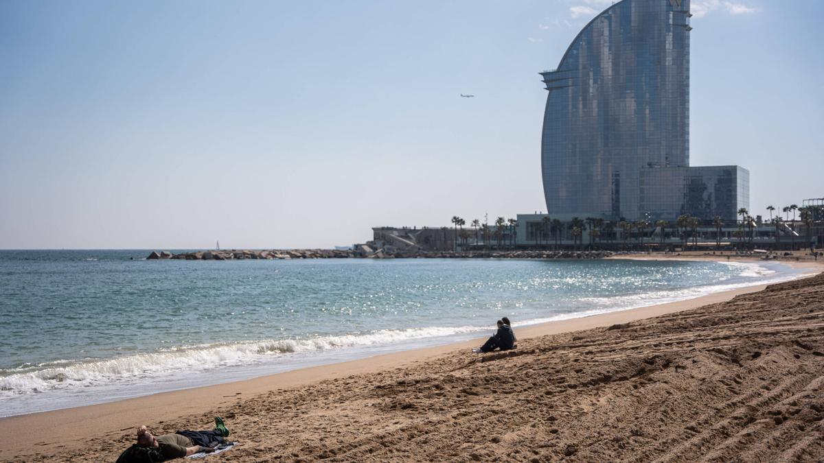 Ambiente en las playas de Barcelona después de días lluviosos.