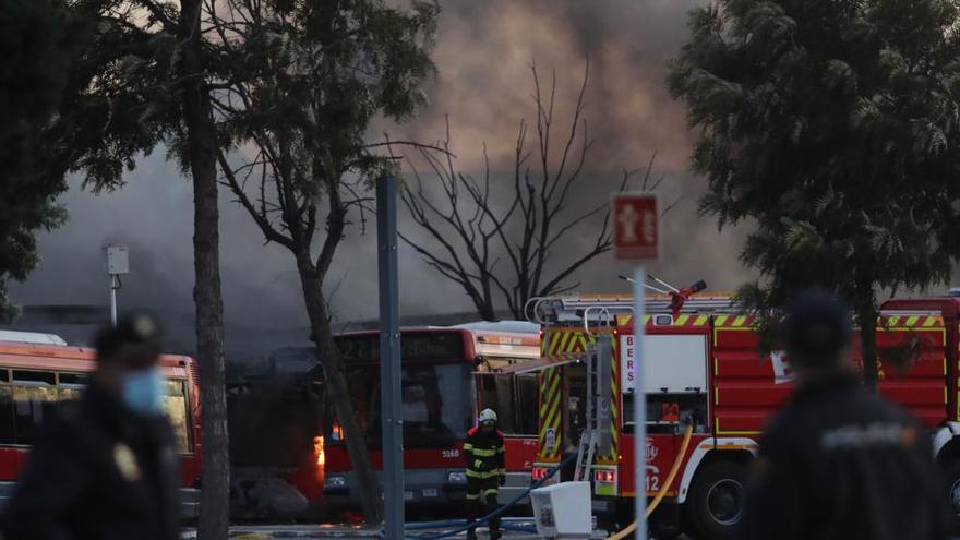 Incendio en València: el fuego devora al menos una docena de autobuses de la EMT