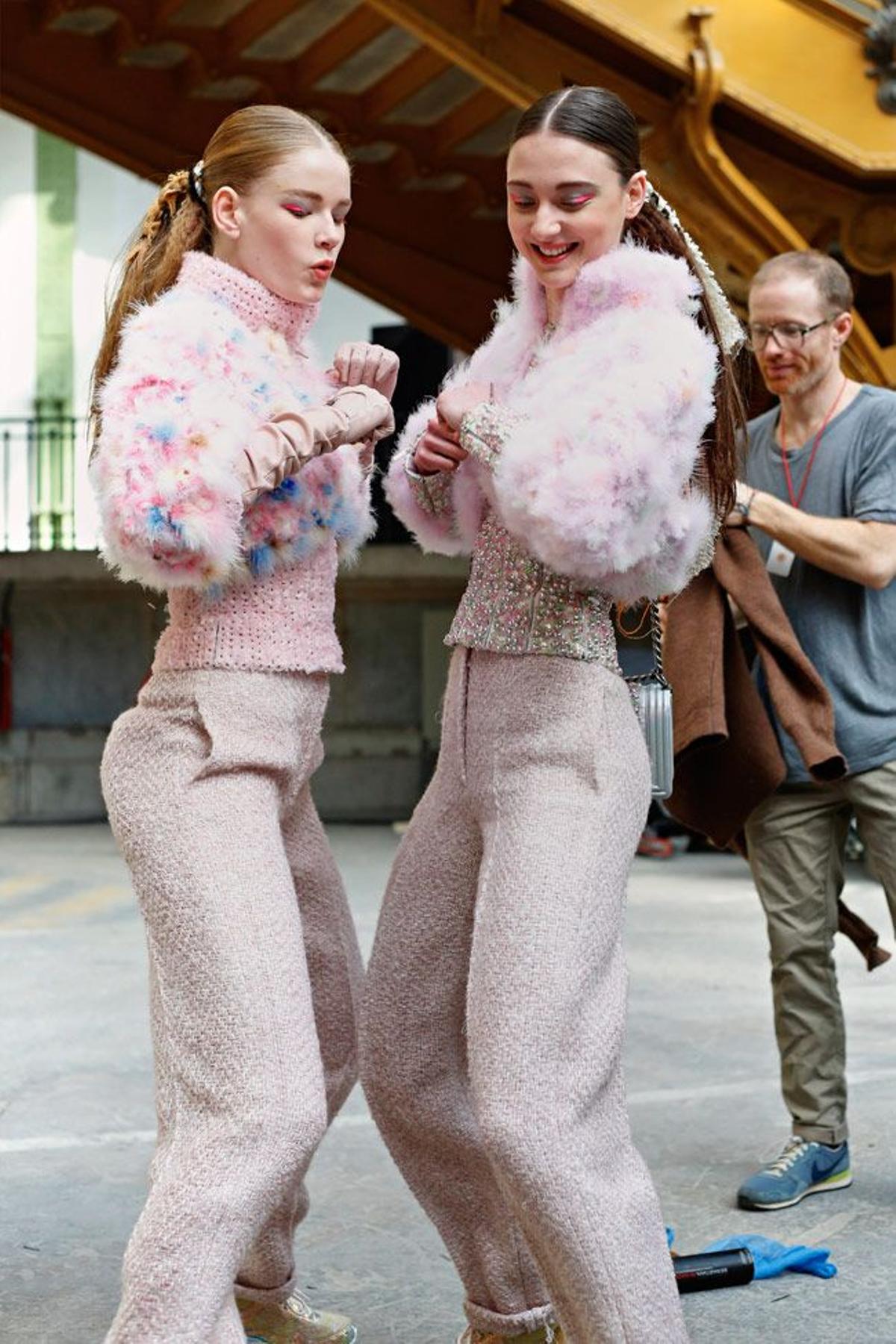 Modelos de Chanel bailando antes del desfile F14