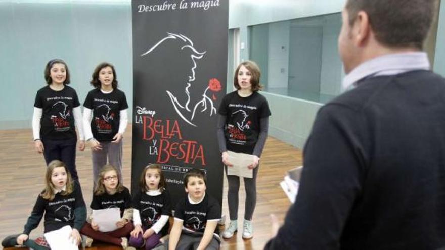 Siete de los niños, durante las pruebas para el musical, ante el director del casting, Luis Sala .  // José Lores