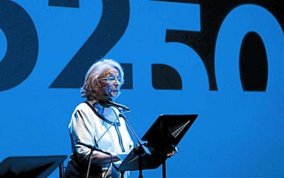Arriba, Jaume Giró, Ferran Mascarell, Xavier Mallafré, Artur Mas, Josep Maria Castellet, Núria de Gispert, Irene Rigau y Agustí Montal. Debajo, Castellet, y al lado, Maria del Mar Bonet (arriba) y Montserrat Carulla (debajo). Arriba, Jaume Giró, Ferran Mascarell, Xavier Mallafré, Artur Mas, Josep Maria Castellet, Núria de Gispert, Irene Rigau y Agustí Montal. Debajo, Castellet, y al lado, Maria del Mar Bonet (arriba) y Montserrat Carulla (debajo).