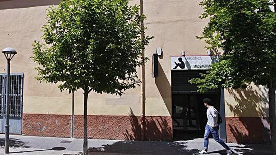 Façana de la biblioteca Massagran, situada a l&#039;antic cinema Núria.