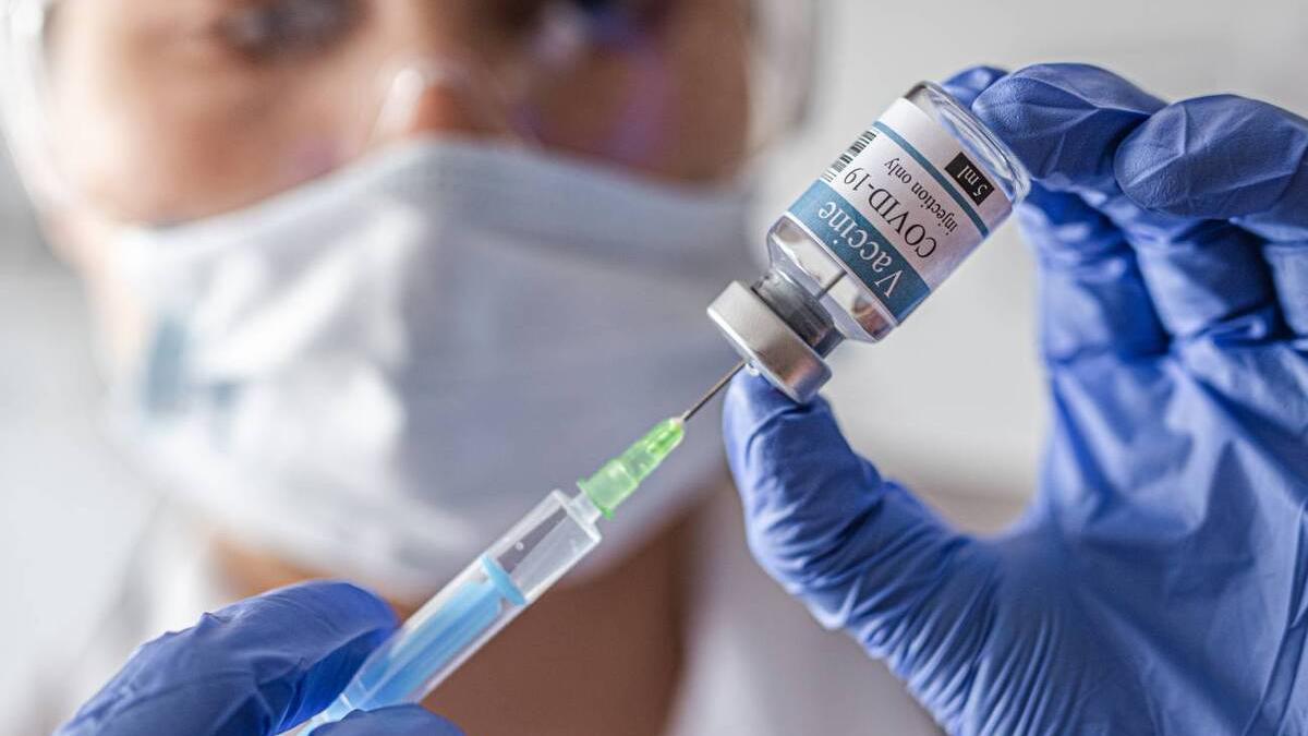 Enfermera poniendo una vacuna contra el Covid-19