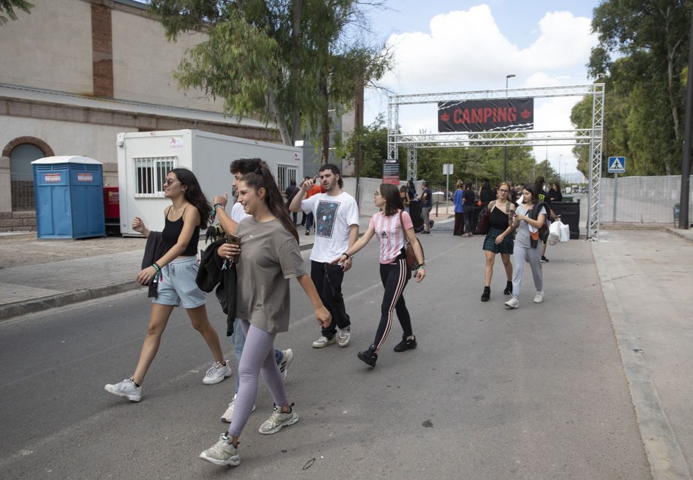 Multitud de jóvenes llegan al Port de Sagunt con sus tiendas de campaña, en el inicio del Festardor.