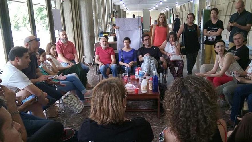 Profesores interinos de los conservatorios esta mañana en su encierro.