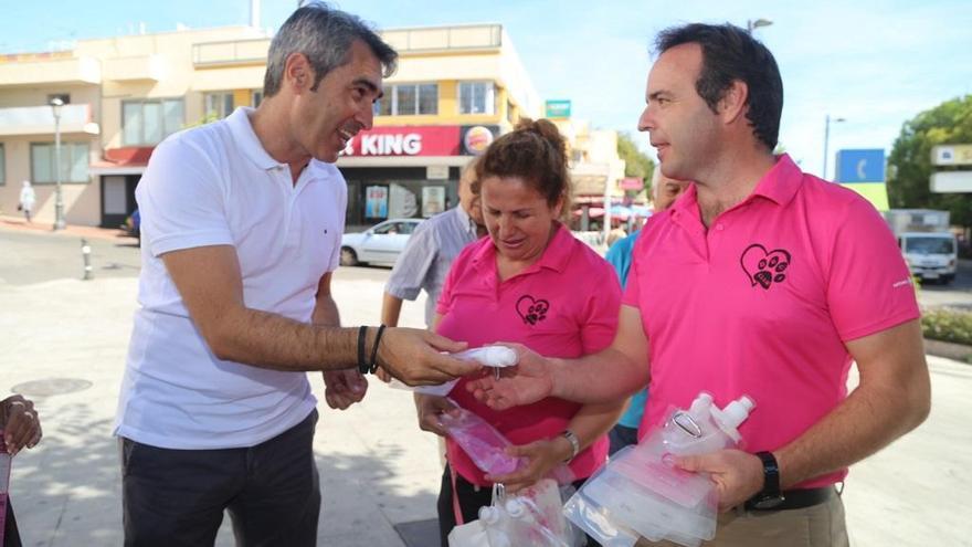 Víctor Navas distribuye prácticas botellas con agua jabonosa.