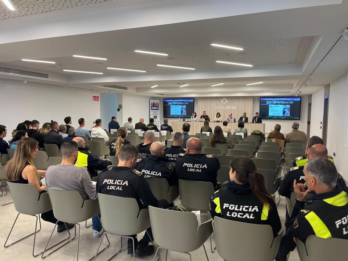 La jornada ha contado con la asistencia de un gran número de agentes.